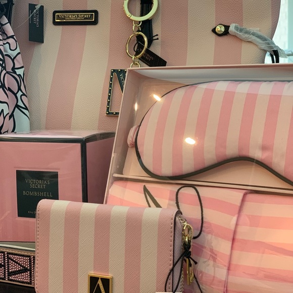 SOLD ❌❌VS Signature Pink Striped Tote Gift Set - Picture 4 of 13